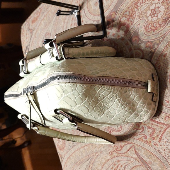 GUC Dooney and Burke pale green croc-embossed leather. Silver hardware. - Picture 3 of 16